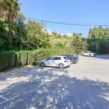 Bright And Spacious 2 Bed Apartment *